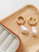 Load image into Gallery viewer, Oceana Gold Statement Large Pearl Earring