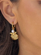 Load image into Gallery viewer, Marlène 18K Gold Non-Tarnish Sea Shell and Star Earring
