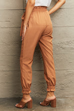 Load image into Gallery viewer, Tie Waist Cropped Pants